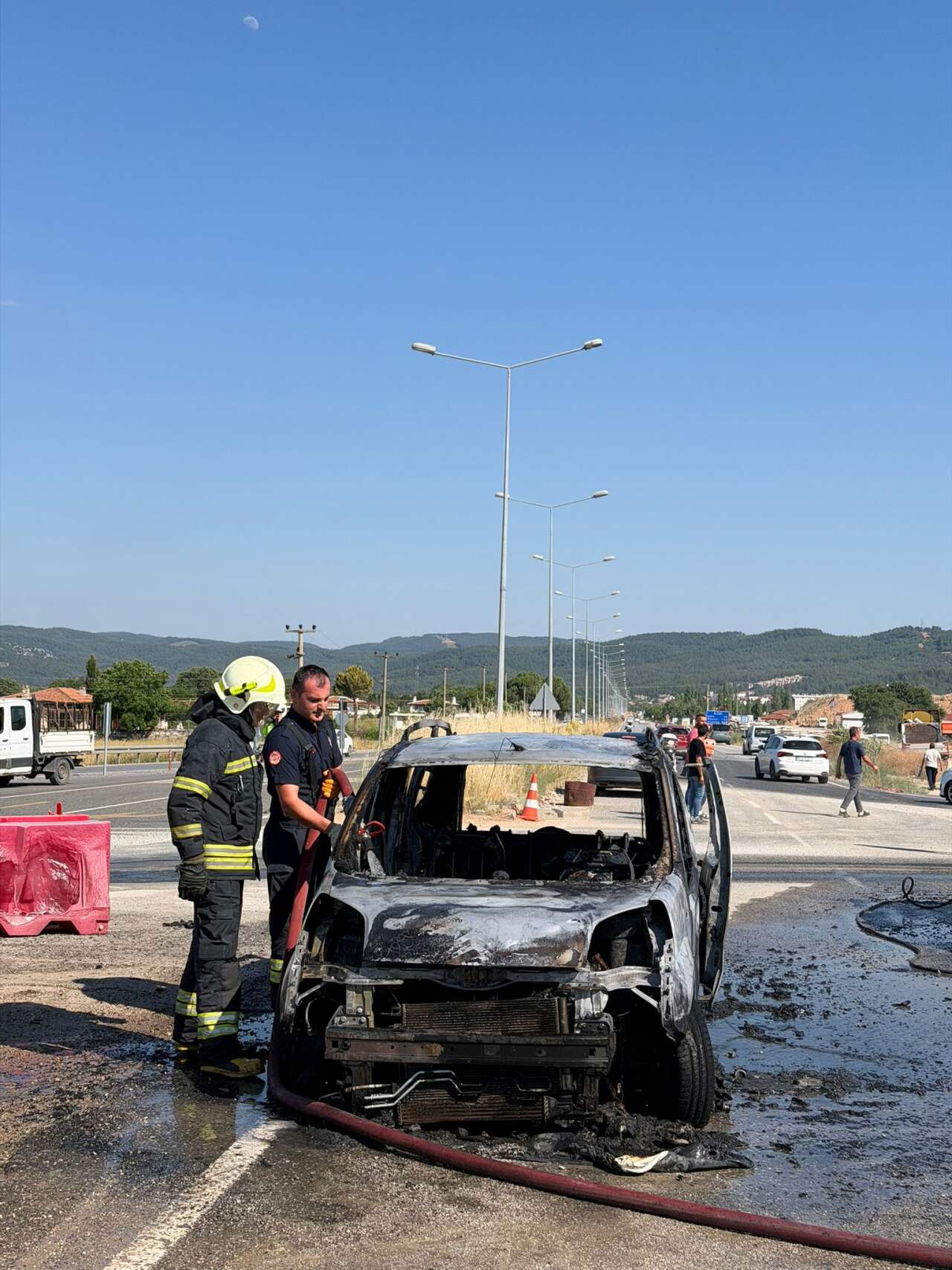 Menteşe’de Korkutan Araç Yangını: Kötekli Kavşağı’nda Alevler Yükseldi 2